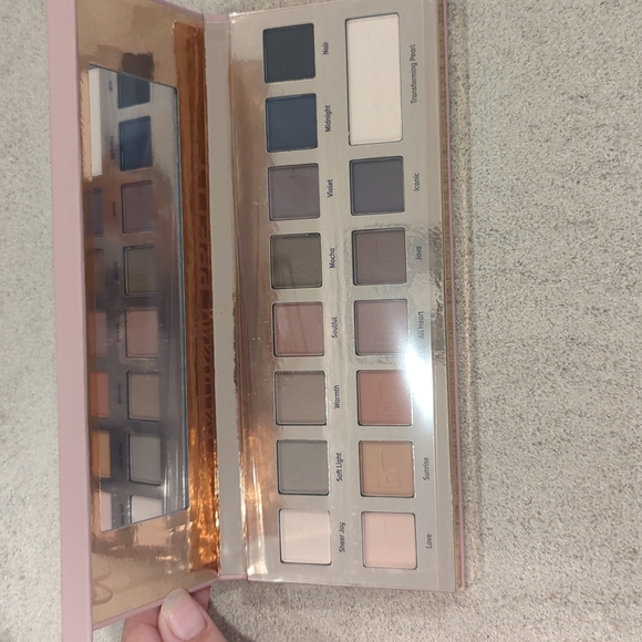 It cosmetics naturally pretty matte luxe transforming eyeshadow palette - NIB - Picture 2 of 4